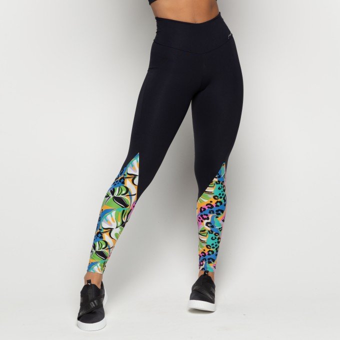 Calça Legging Suplex Poliamida Preta Com Tecido Estampado Na Canela