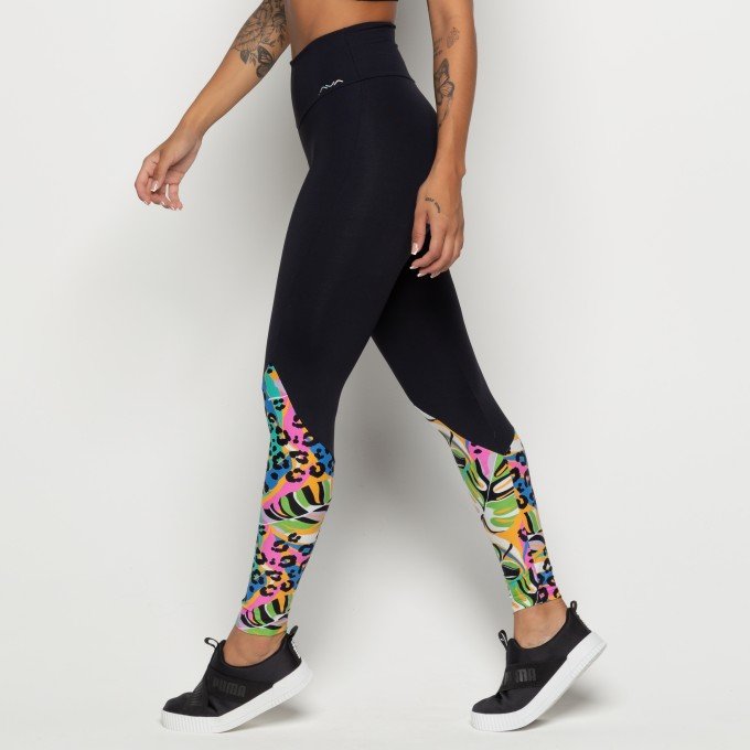 Calça Legging Suplex Poliamida Preta Com Tecido Estampado Na Canela