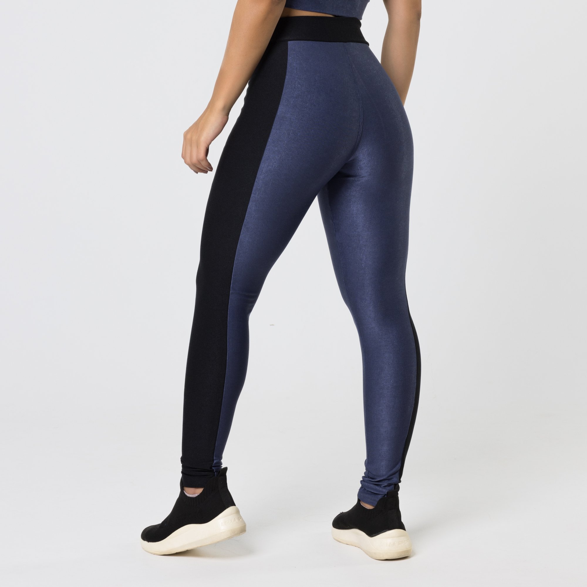 Calça cirre shop com listra lateral