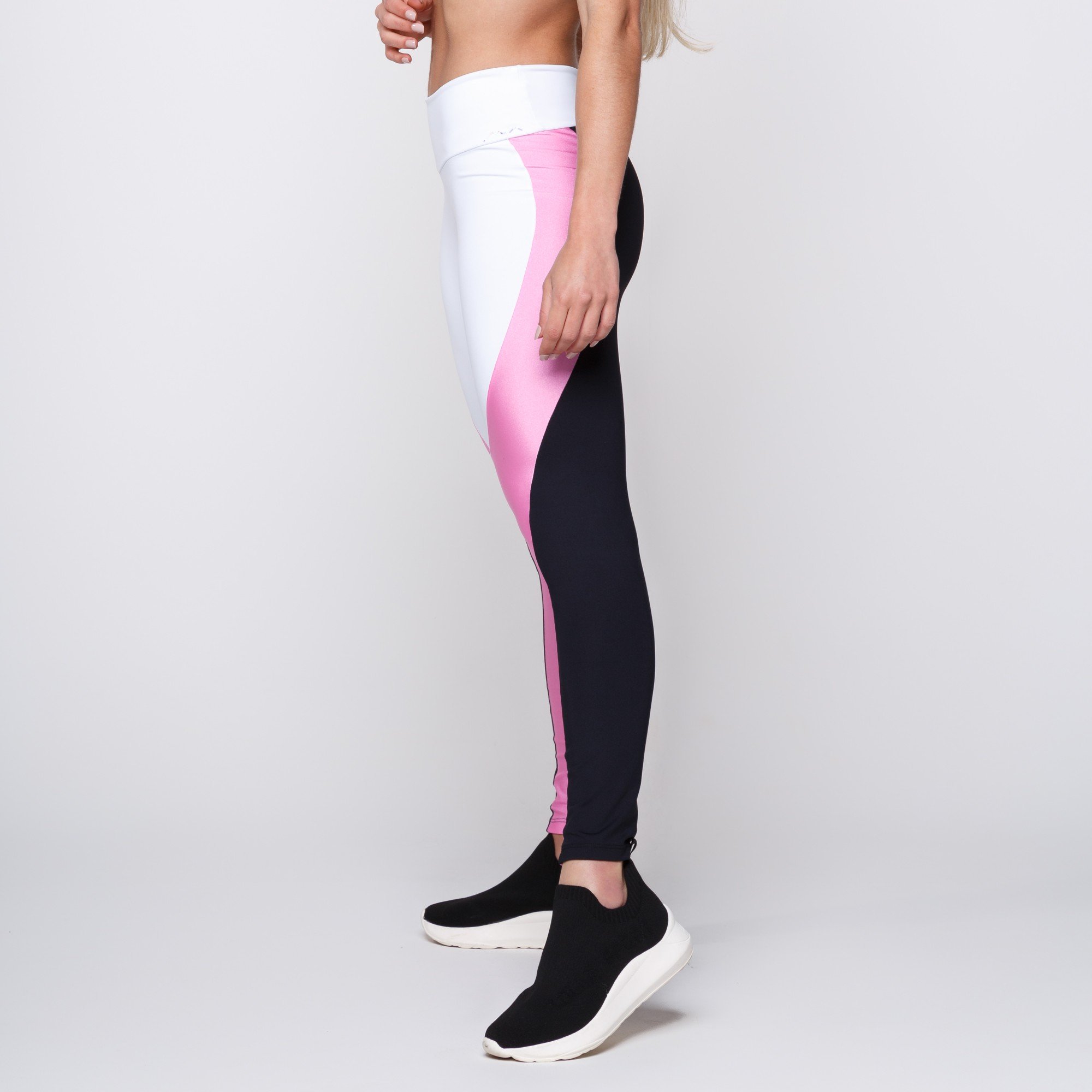 Legging preta e sales rosa
